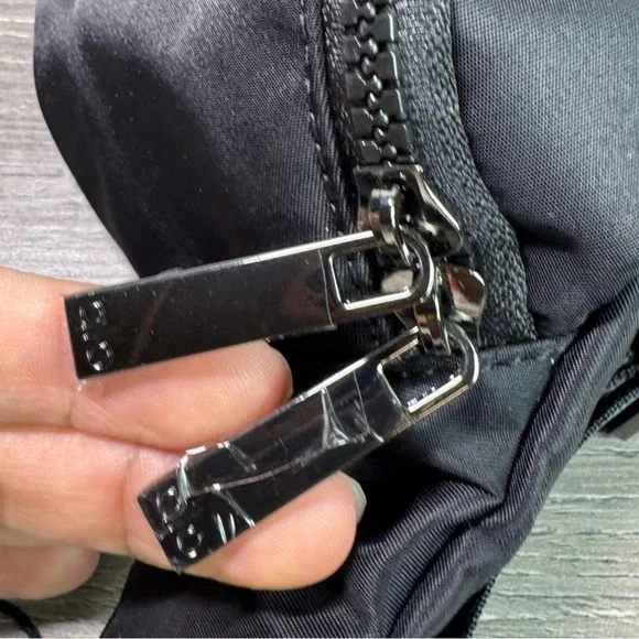 ❤️❤️❤️❤️BNWT ALO Yoga Explorer Unisex Black Crossbody Bag $94🔥🔥 - Picture 4 of 11